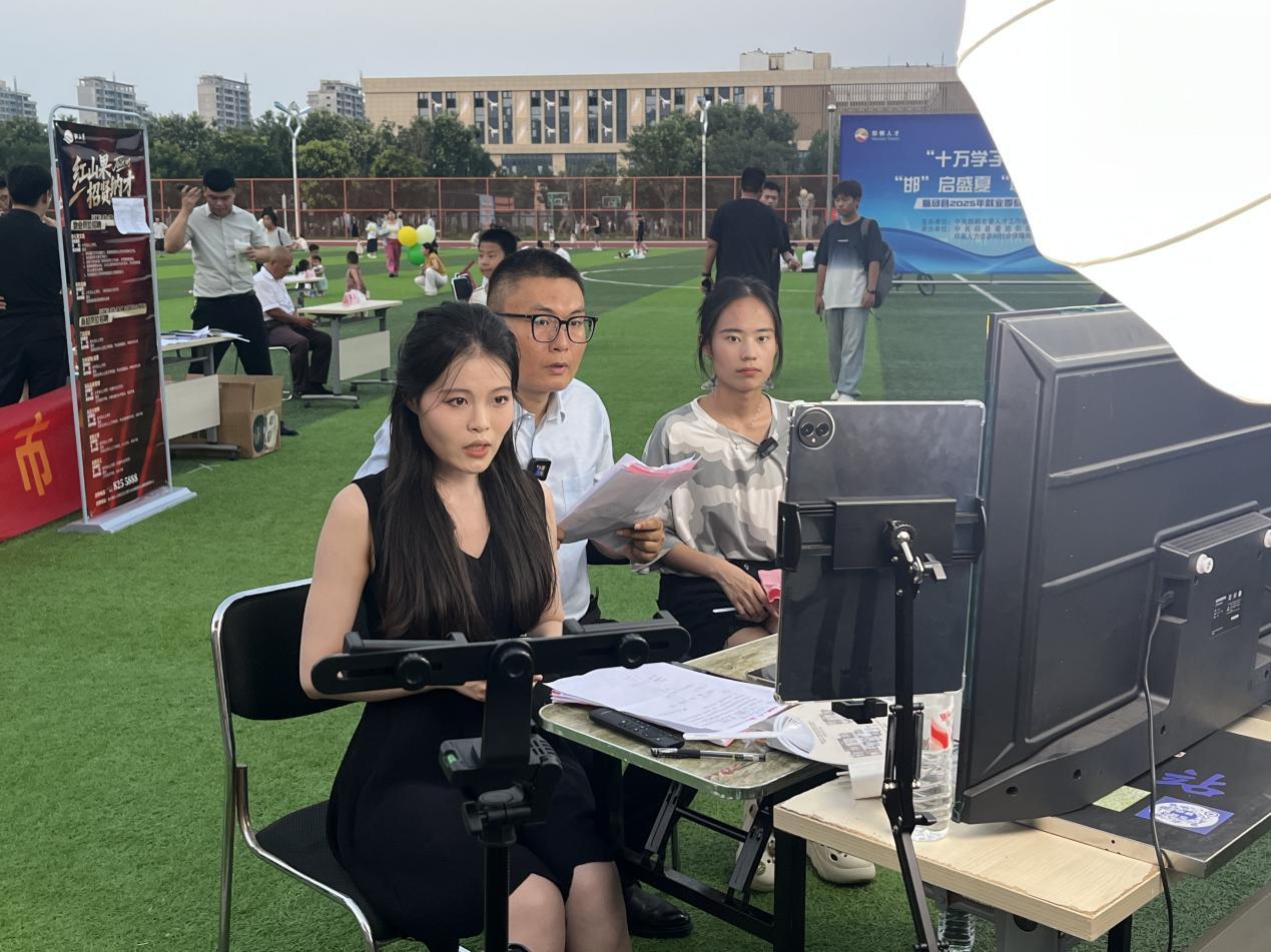线上线下招聘活动同步开展。邱县县委宣传部供图