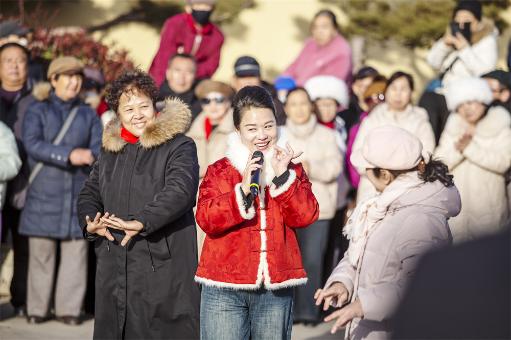 复兴区戏曲名家马海霞(中)与群众互动演唱戏曲名段。聂长青摄