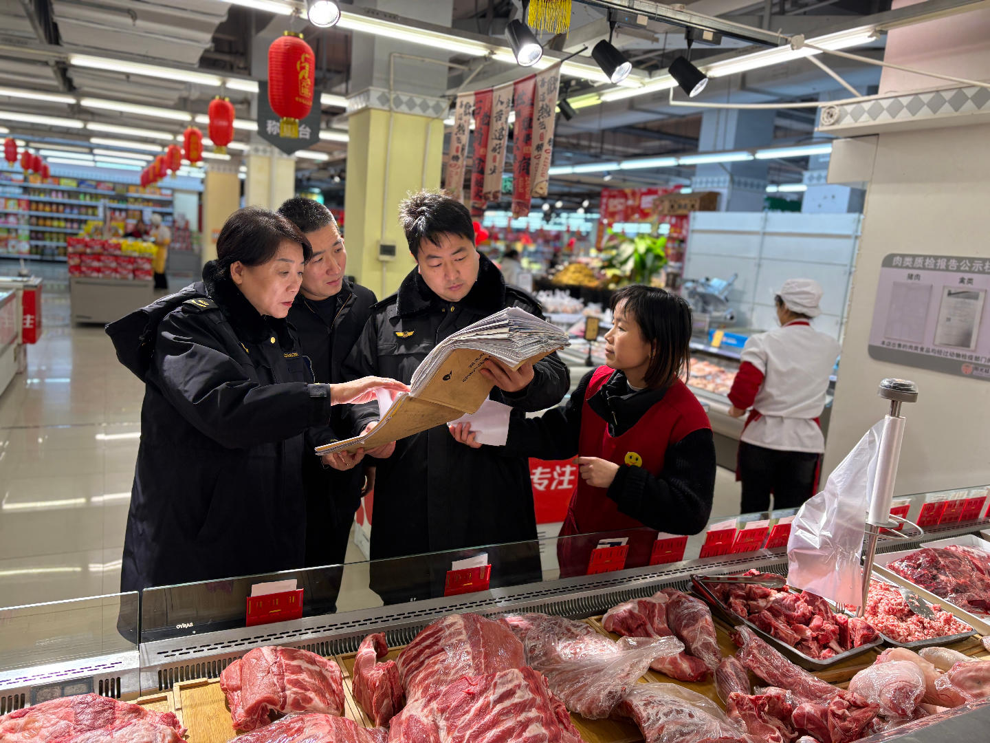 武安市市場監(jiān)督管理局執(zhí)法人員在超市檢查肉制品進貨查驗記錄臺賬。程棟攝