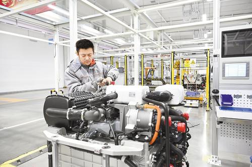 1月7日，在北京亿华通科技股份有限公司张家口生产基地，工人正在组装氢燃料电池发动机。 本报记者 郭晓通摄