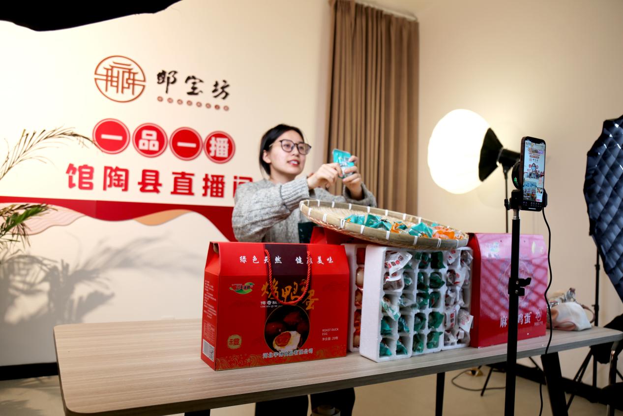 “一品一播”馆陶县直播基地，主播在进行直播。郝立翠摄