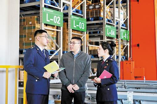 1月4日,张家口市宣化区税务工作人员到医药物流企业宣传辅导税收政策。崔智敏摄