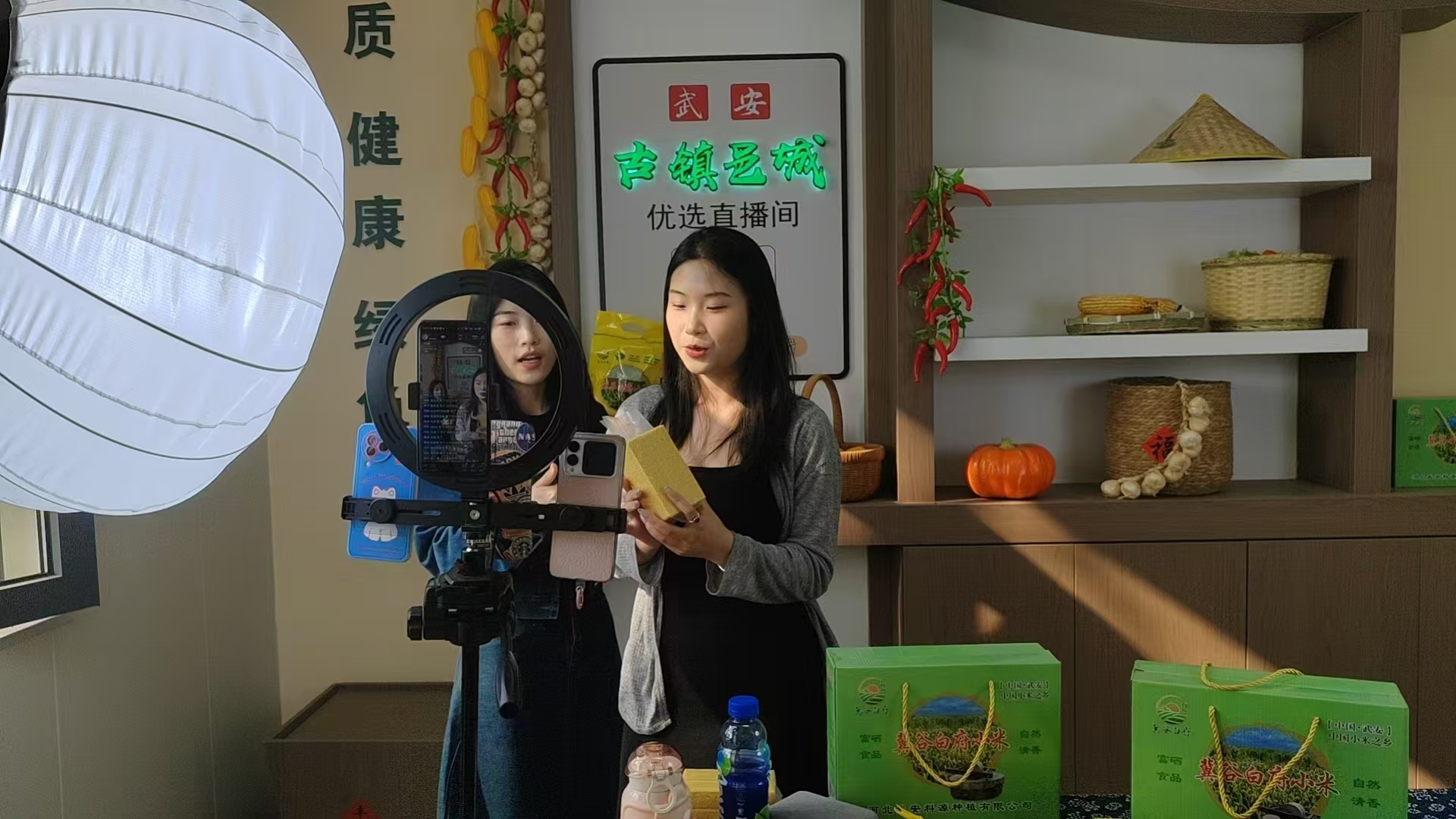 邑城镇主播在推介土特产品。武宣摄