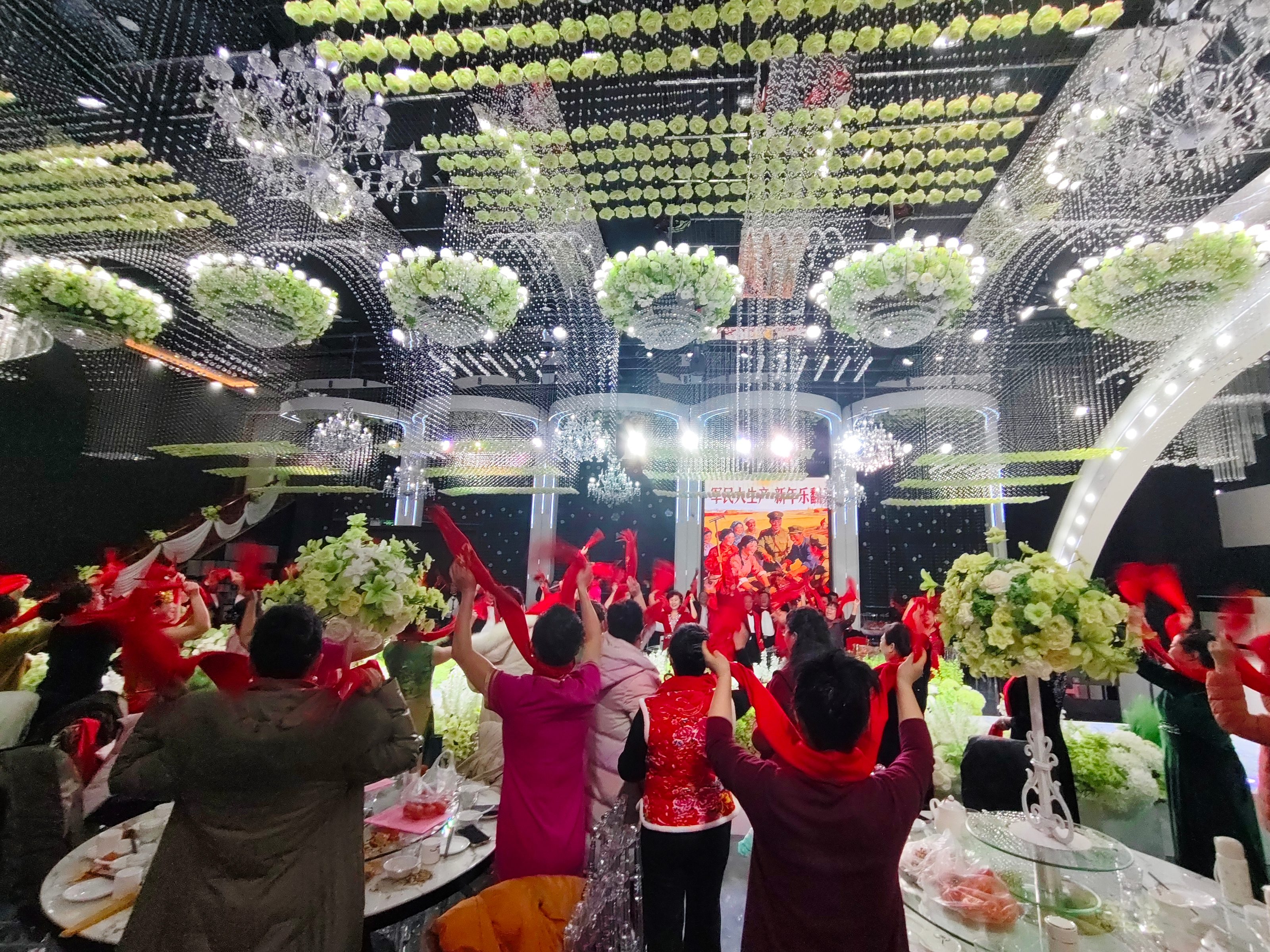 1月13日，在音樂聯誼會上全體共唱經典紅歌。王希昱攝