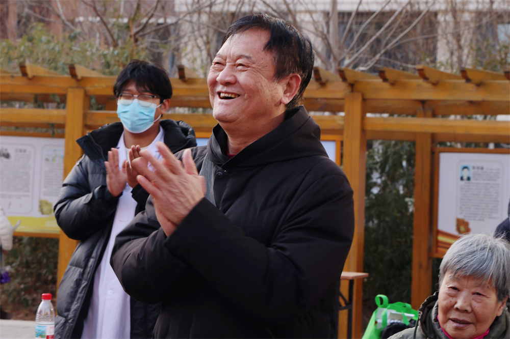 接地氣的宣講形式，贏得居民陣陣掌聲。王杰攝