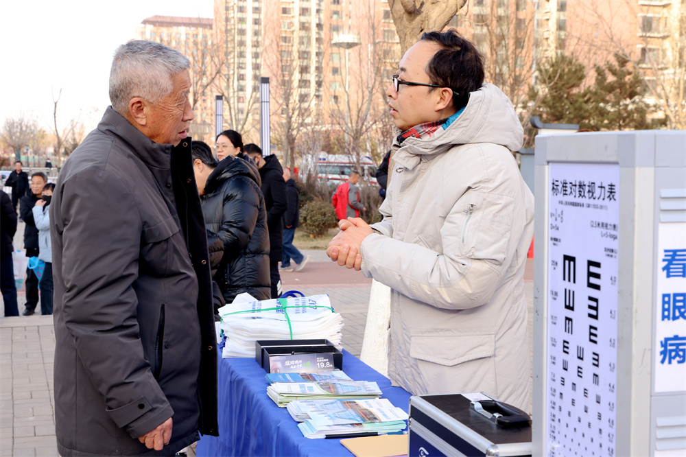 居民在家門口享受義診服務。王杰攝