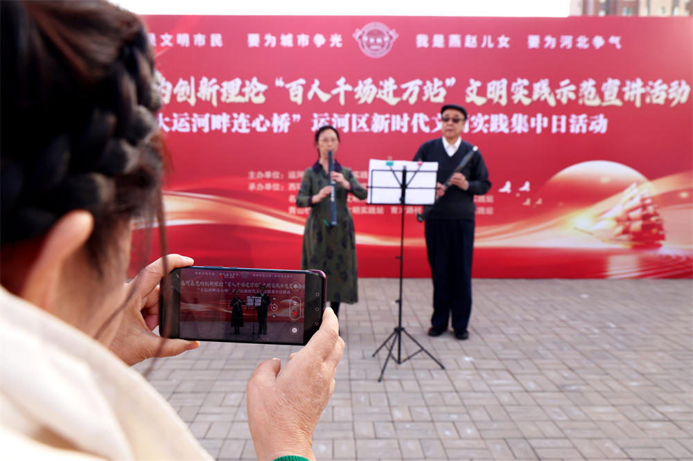 悠揚動人的電吹管二重奏《天邊的駱駝》。王杰攝