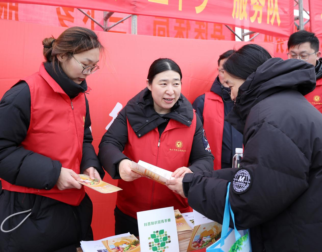 工作人员为村民答疑解惑。陈月振摄