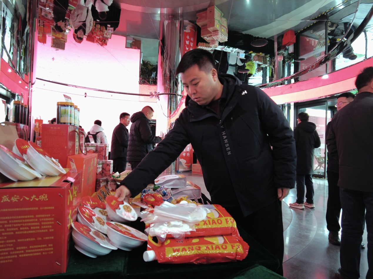 北京市民在成安縣特色產品專區挑選商品。武成軍攝