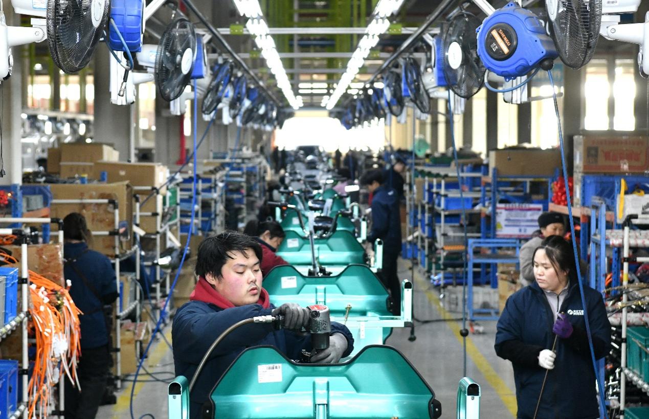 1月12日，工人在一家交通設備制造企業生產線上工作。苑立偉攝