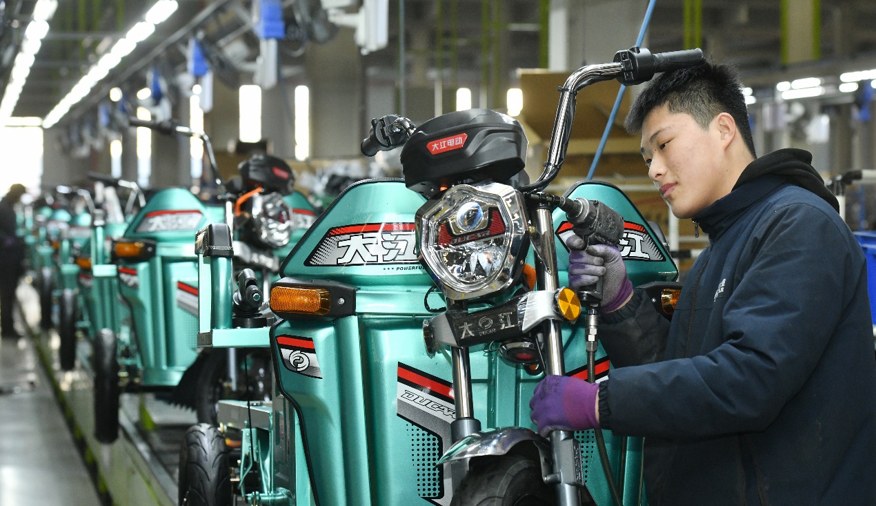 1月12日，工人在一家交通設備制造企業生產線上工作。苑立偉攝