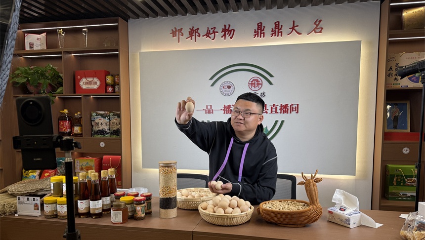 张金豹在大名“一品一播”“兵支书”直播间直播带货。宋国平摄