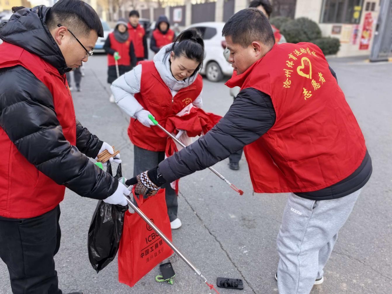 志愿者对社区主干道、绿化带等重点区域进行细致清理。孙铜岭摄