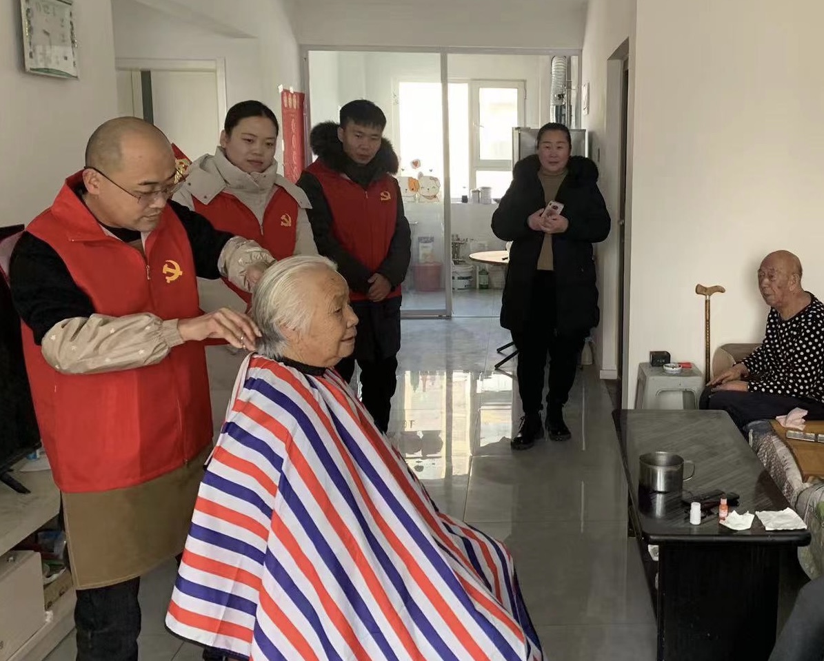 志愿者为社区高龄老人免费理发。孙铜岭摄