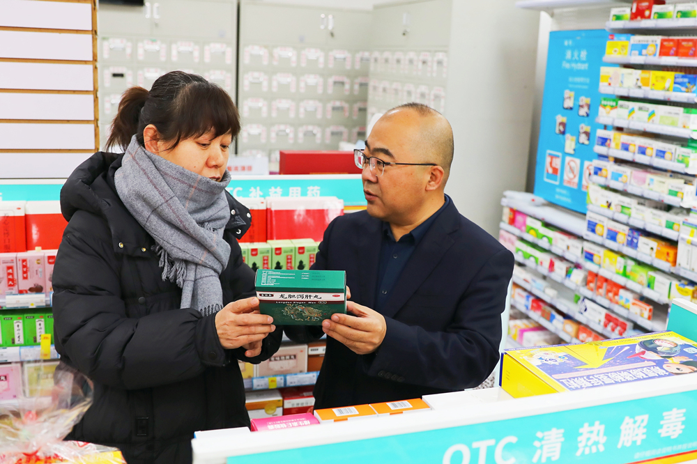 张家口市桥东区医疗保障局工作人员（右）在向市民了解购药需求。岑屹摄