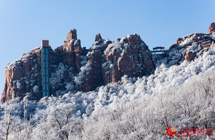 白雪覆盖下的武安市东太行景区。杨文娟摄