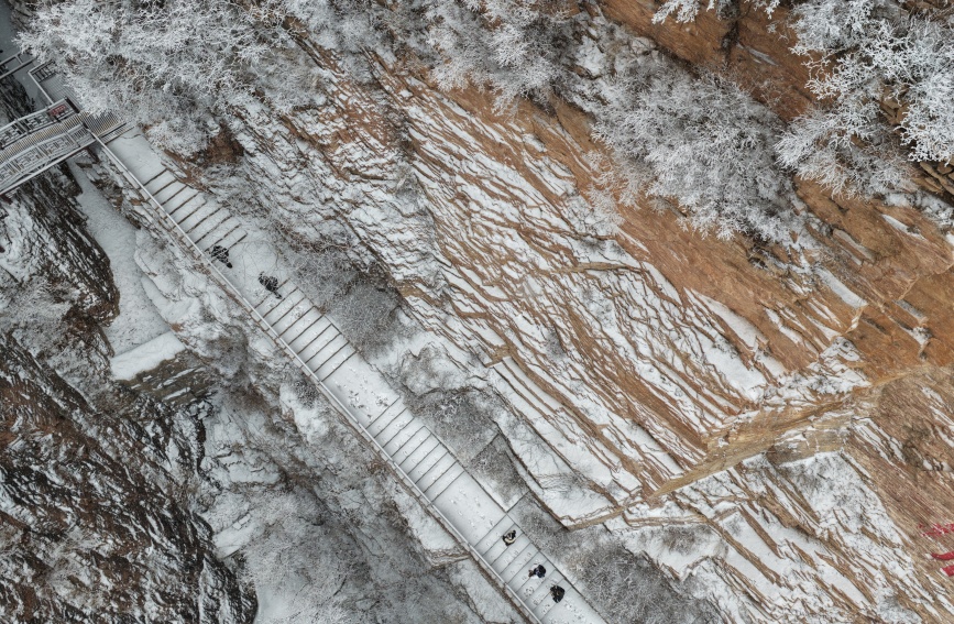 游客在武安市太行花溪谷赏雪景。李树锋摄