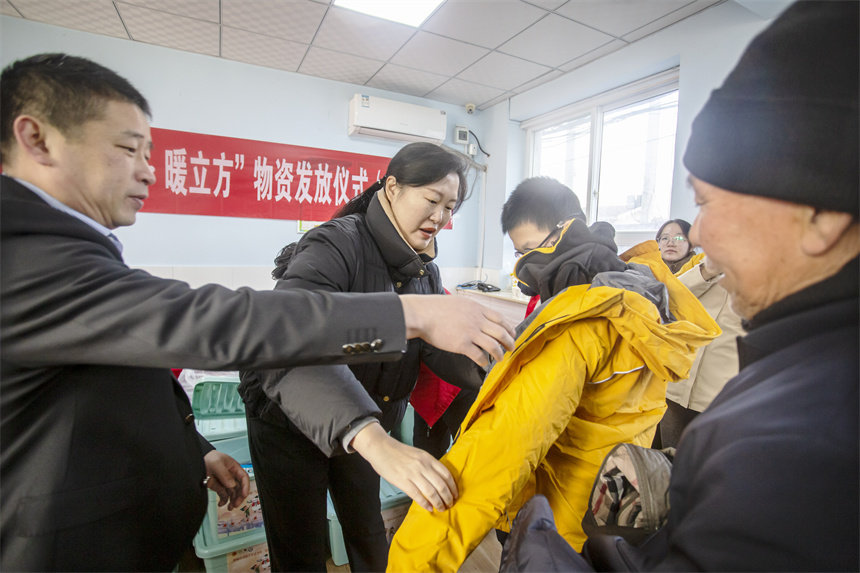 发放现场。聂长青摄