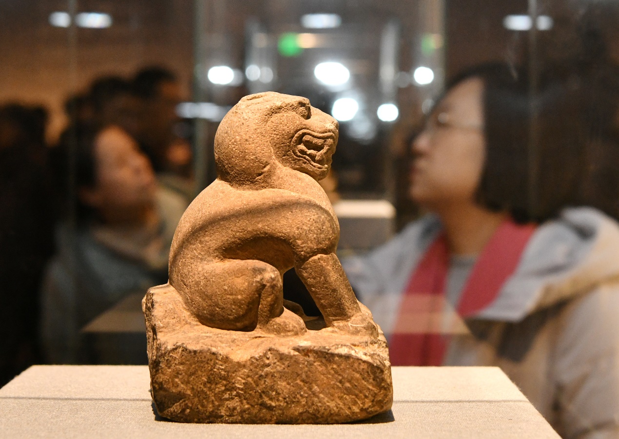 1月20日，市民與游客在“百獅獻瑞”石刻藝術展上參觀。苑立偉攝