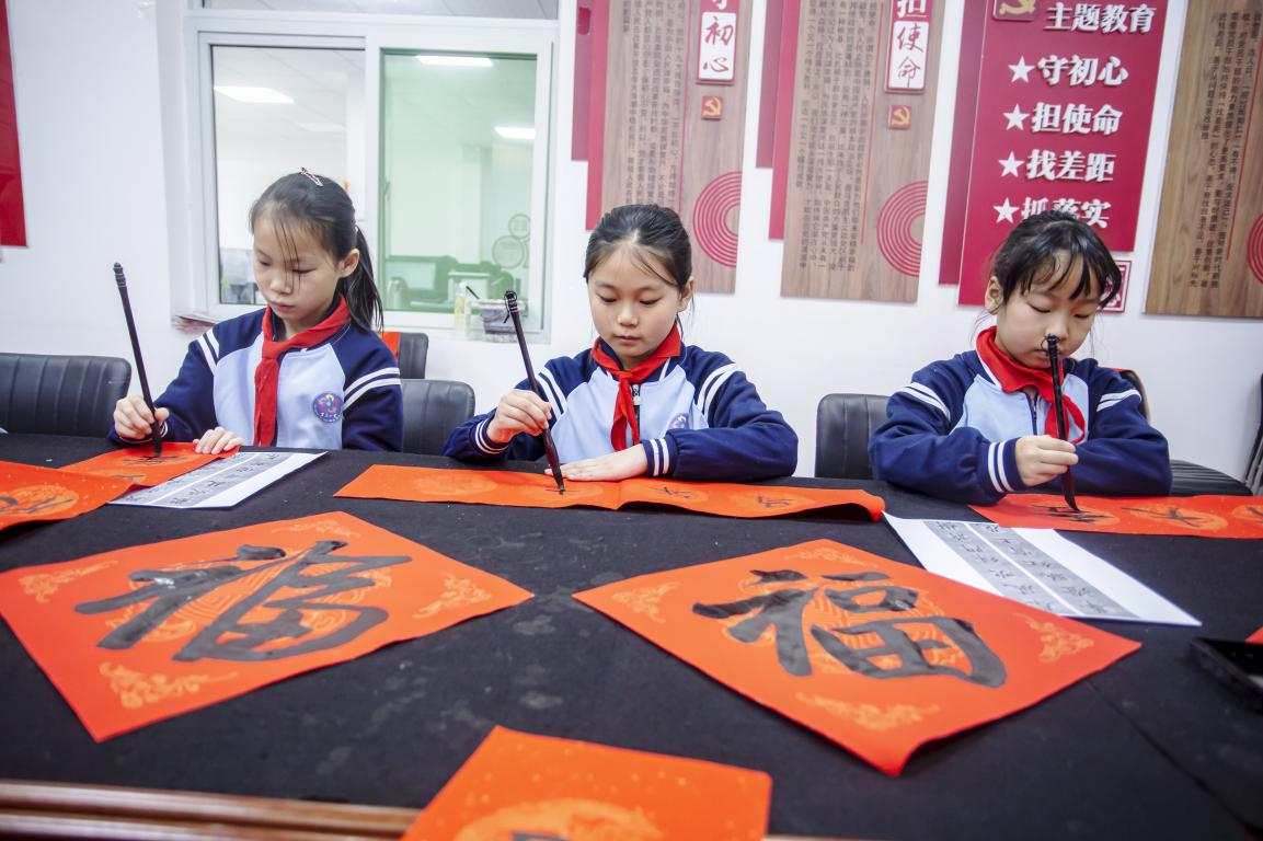 1月21日，河北省邯郸市复兴区百花小学的孩子们在邯钢社区，开展“笔墨传情·新春送福”文化进社区活动。聂长青摄