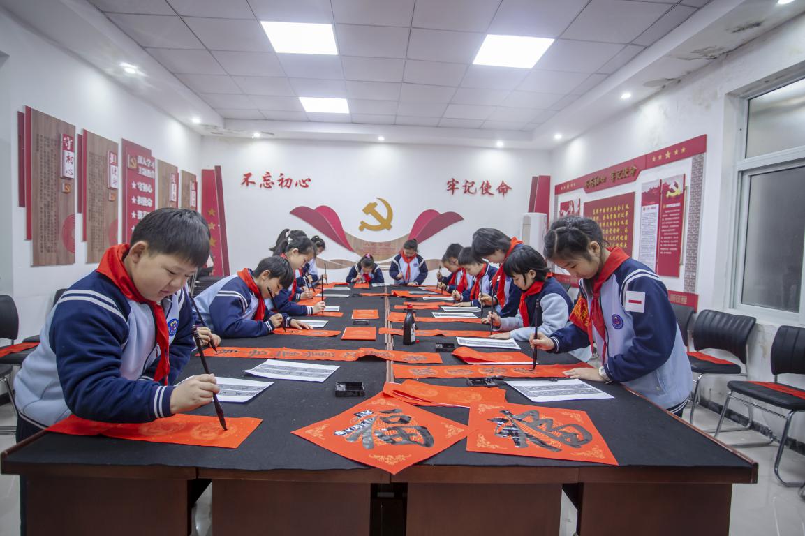 1月21日，河北省邯郸市复兴区百花小学的孩子们在邯钢社区，开展“笔墨传情·新春送福”文化进社区活动。聂长青摄