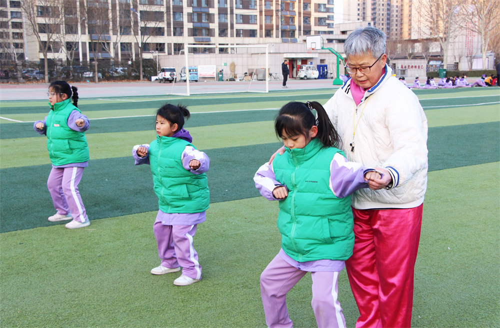 1月21日，在高阳县西街小学操场，常敏杰老师手把手教孩子学习武术。杨瀰摄