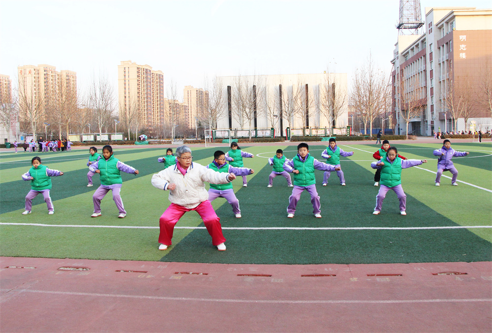 1月21日，在高阳县西街小学操场，常敏杰老师带领孩子进行武术训练。杨瀰摄