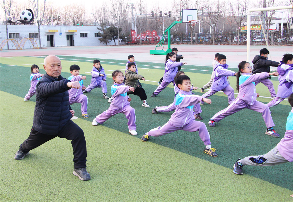 1月21日，在高阳县西街小学操场，周彦老师带领学生进行武术训练。杨瀰摄
