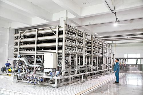 1月16日，寧晉縣玉鋒實業集團有限公司員工在生產車間巡檢。 本報記者 趙永輝攝
