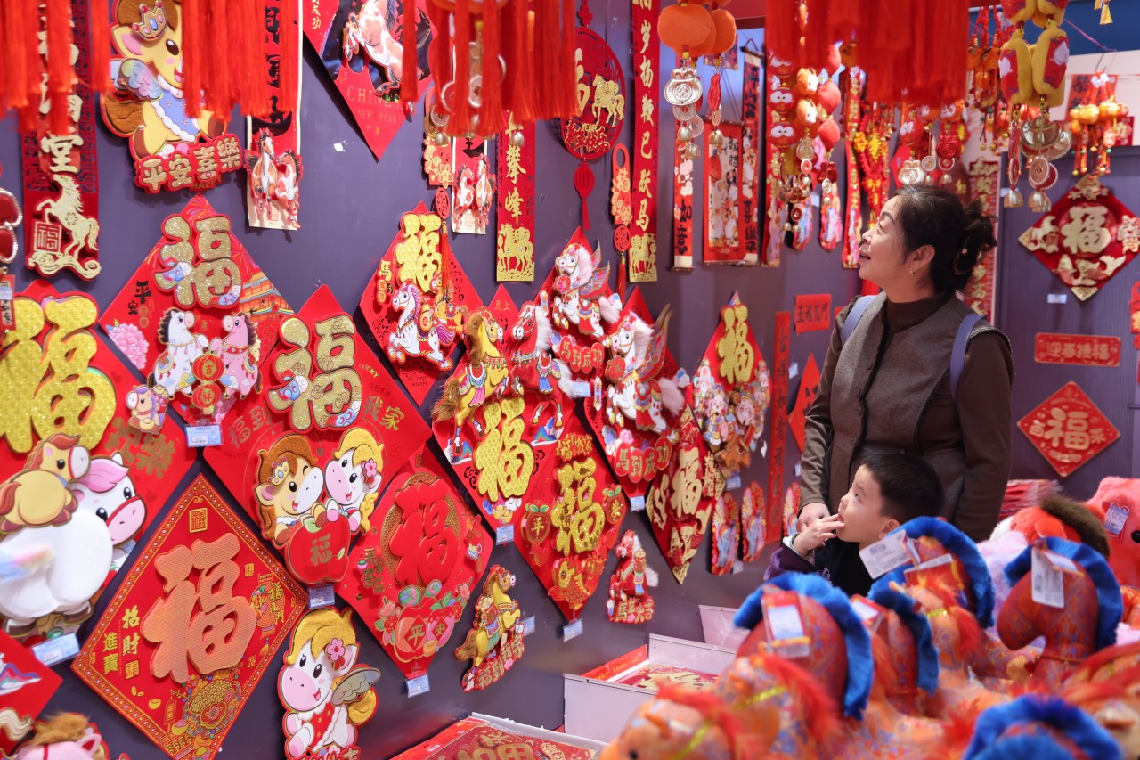 喜慶的對聯、精美的“福”字挂件等營造了濃濃的年味。王杰攝