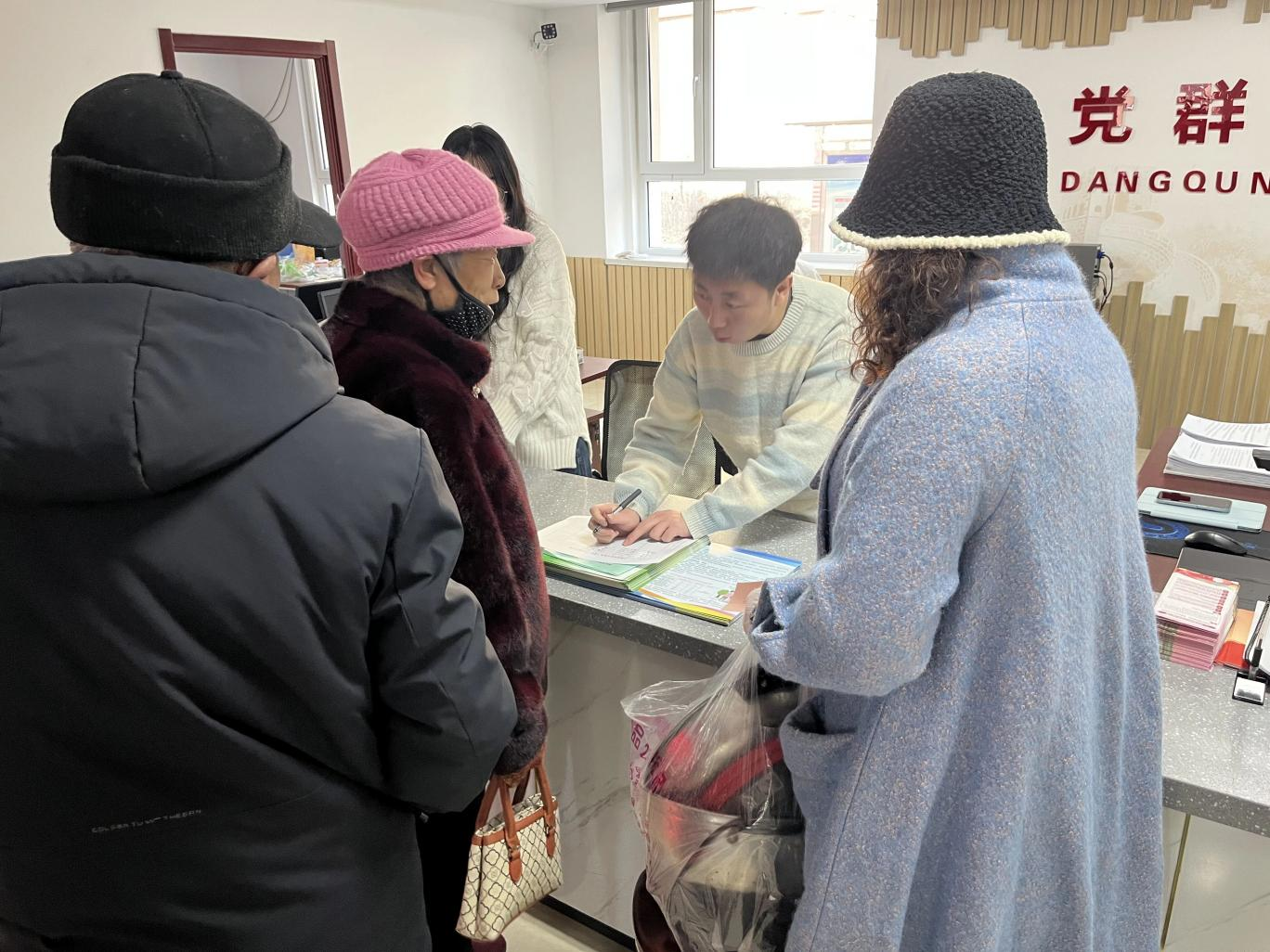 志願者在對維修小家電進行登記。忻加帥攝