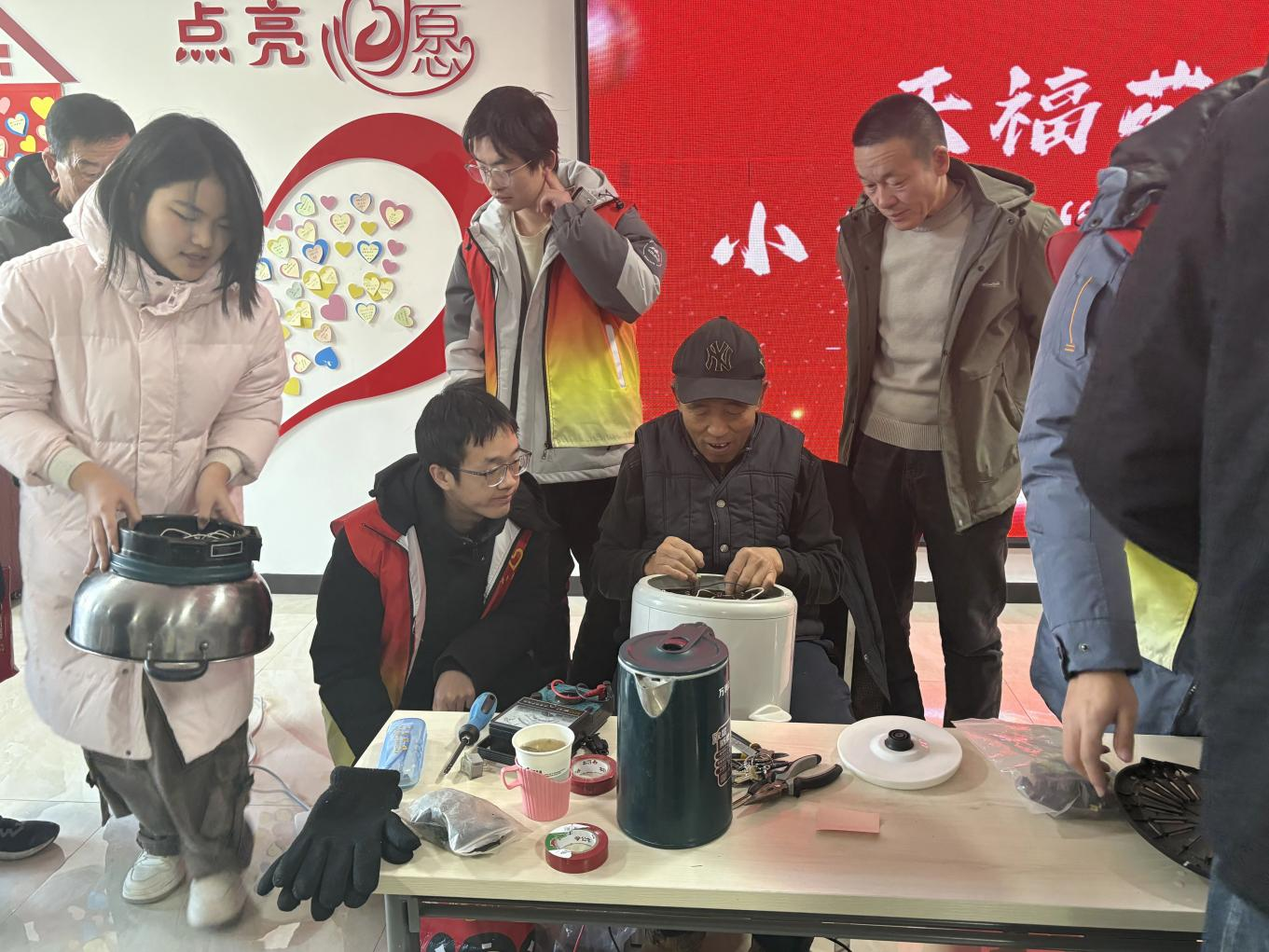 志願者正在維修小家電。忻加帥攝