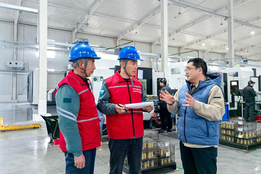 國網石家庄市藁城區供電公司工作人員走訪石家庄理想汽車零部件有限公司了解新生產線用電需求。趙亞龍攝