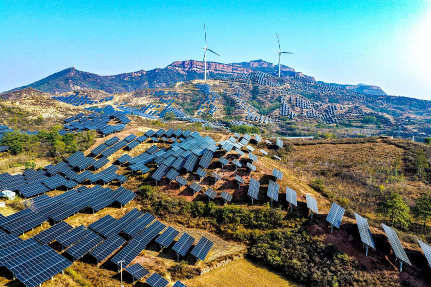 贊皇縣院頭鎮曹家庄村附近的“風光互補”發電場。王一蘭攝