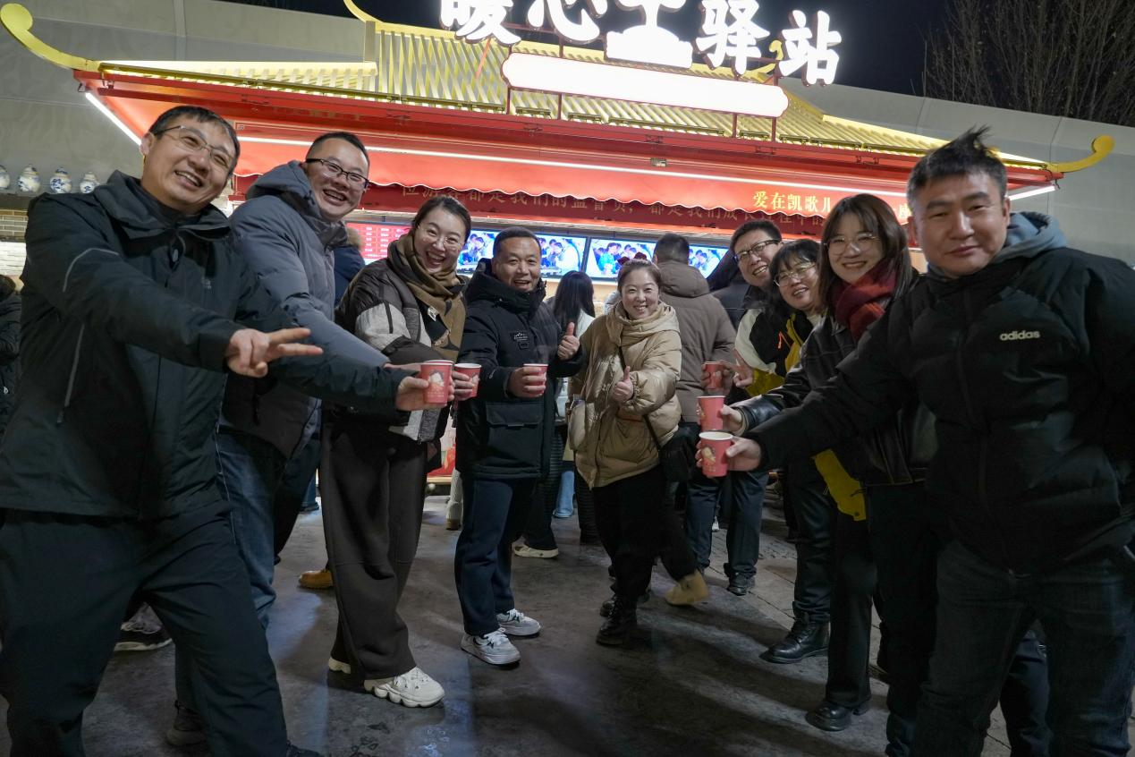 游客在河头老街暖心驿站可以喝到免费的热饮。陈军摄