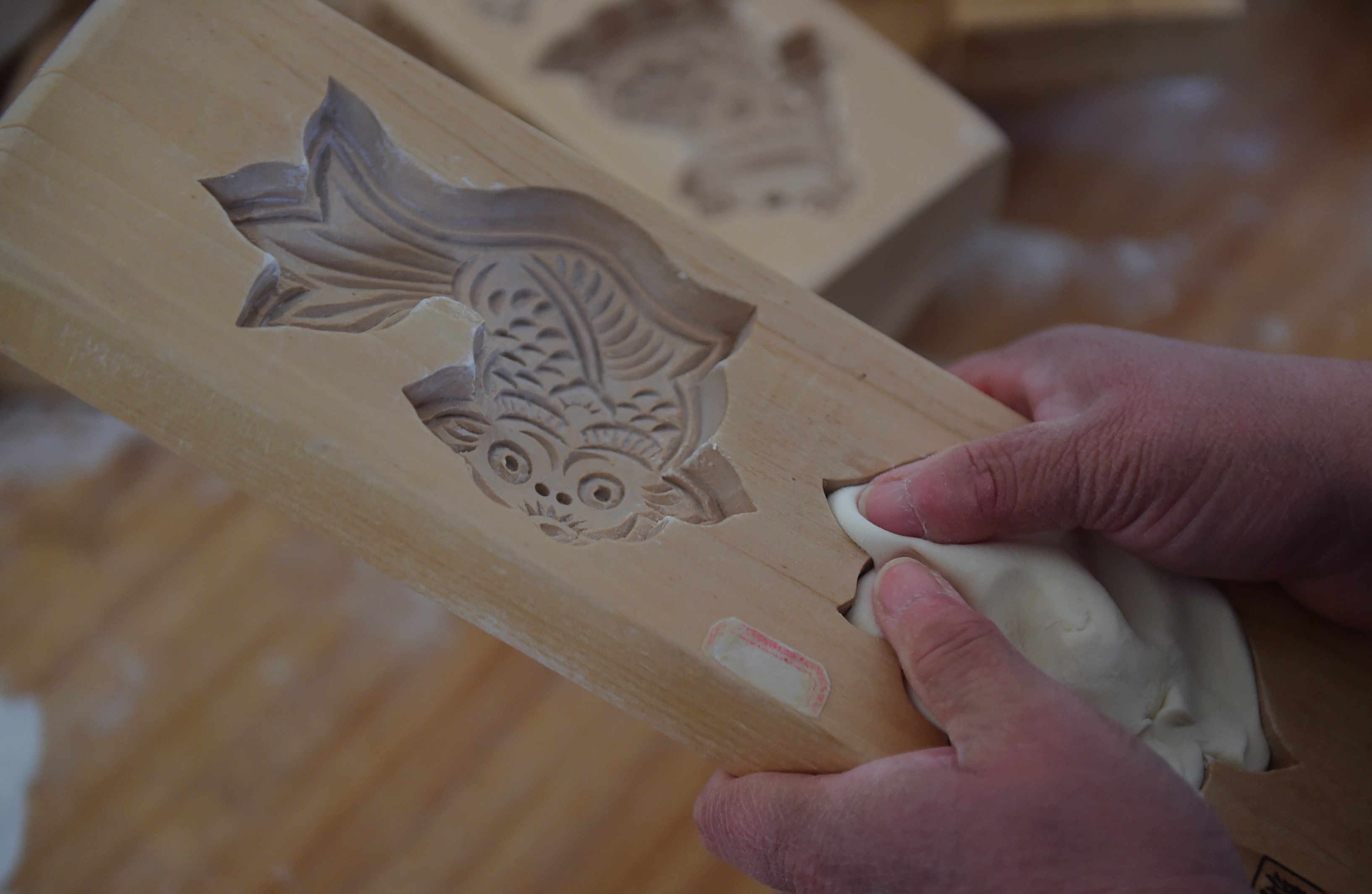 1月22日，滄州市海興縣張常豐村一家面花作坊的工人用模子制作面花。傅新春攝