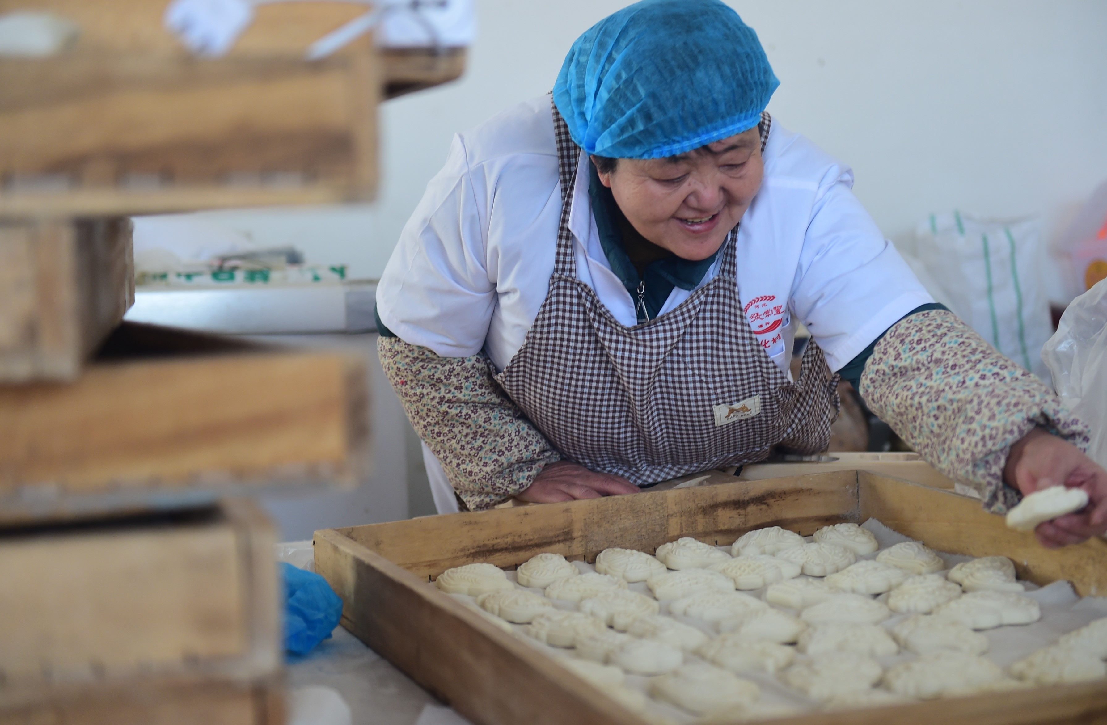 1月22日，滄州市海興縣張常豐村一家面花作坊的工人在“晾花”。傅新春攝