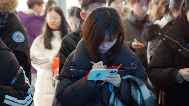 启动仪式上，参加社会实践的大学生们写下对家乡的祝福和未来的期待。马倩摄