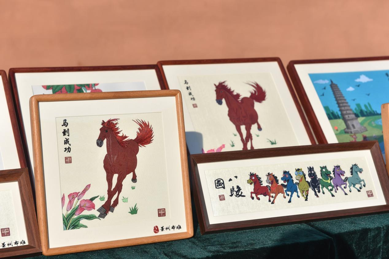 非遗展区的布雕画。 高雷摄
