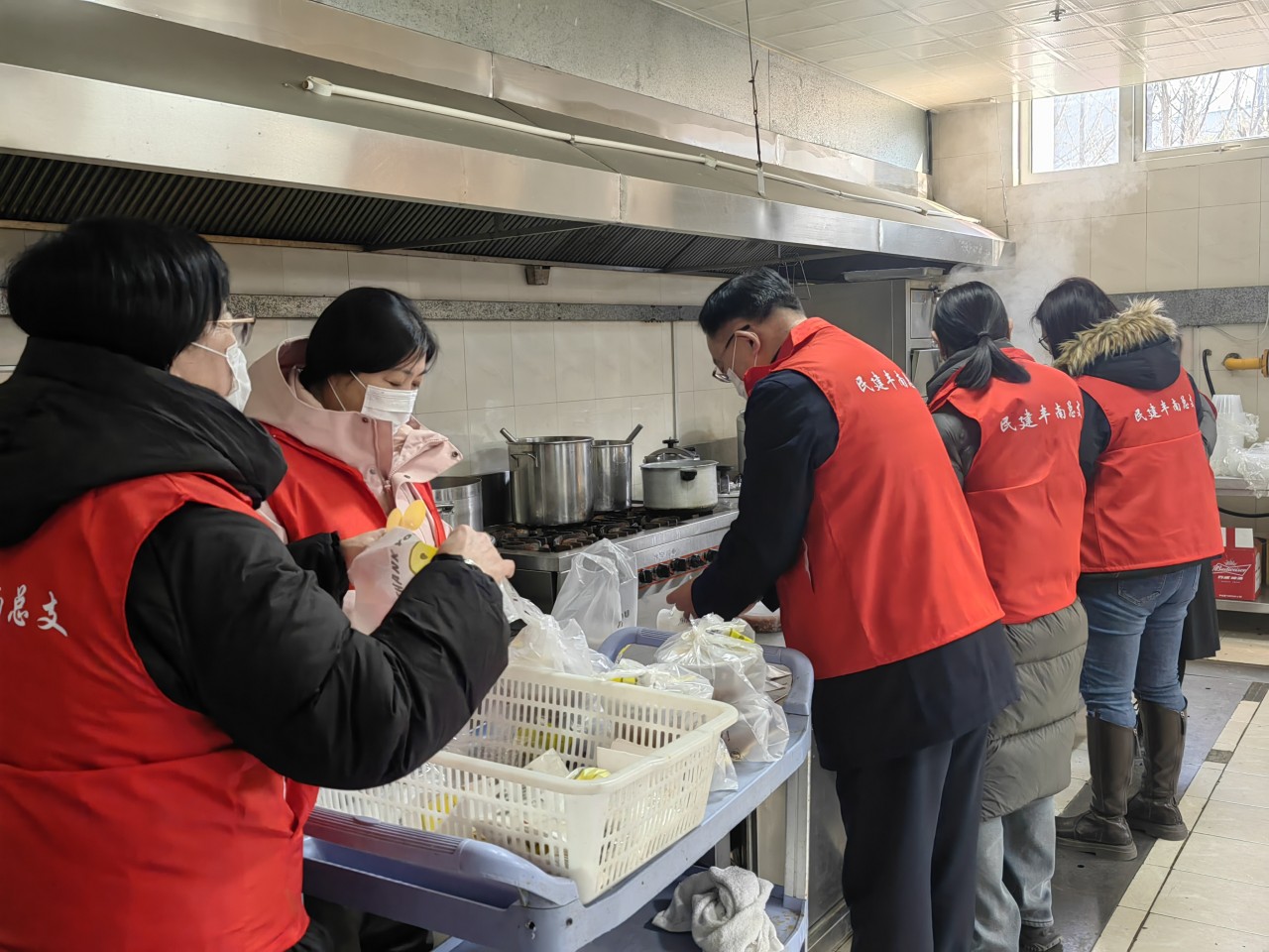 民建丰南总支工作人员为环卫工人制作腊八粥。景恺摄