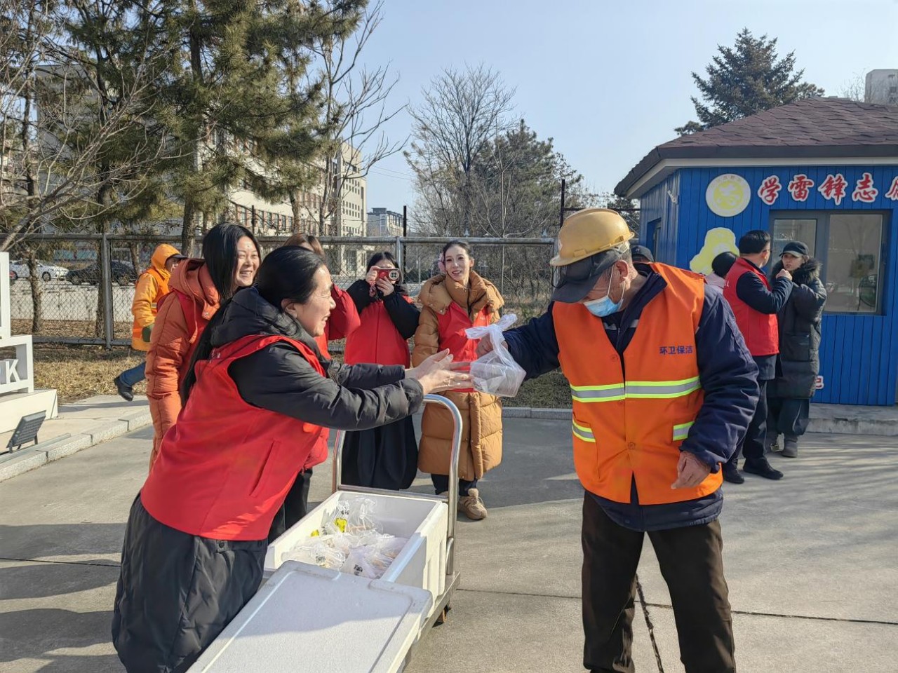 民建丰南总支会员向环卫工人赠送爱心腊八粥。景恺摄