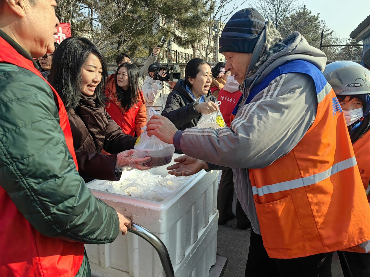 民建丰南总支会员向环卫工人赠送爱心腊八粥。景恺摄