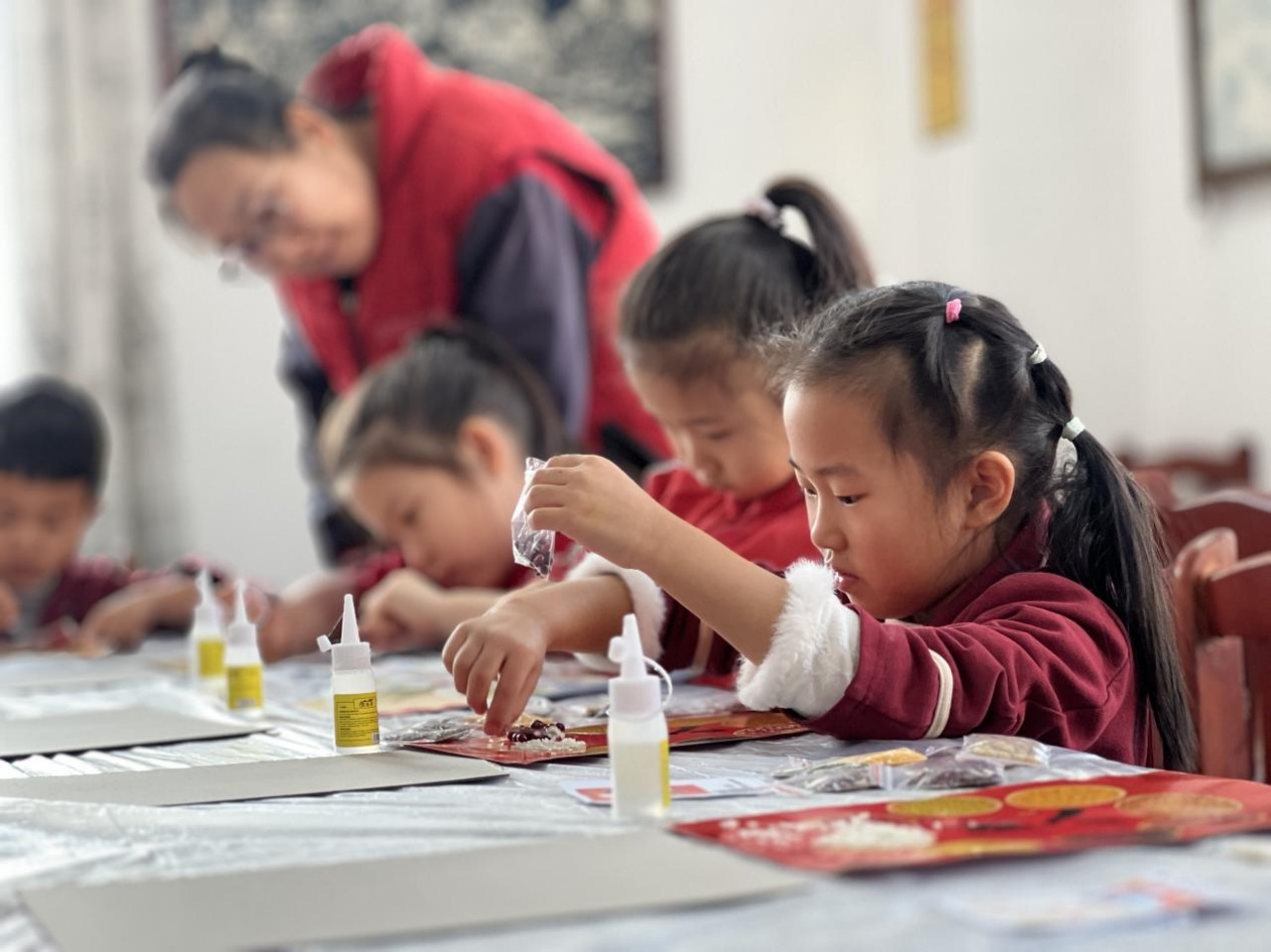 御园社区与嘉诚学庭社区联合举办腊八手作活动。崔孟摄