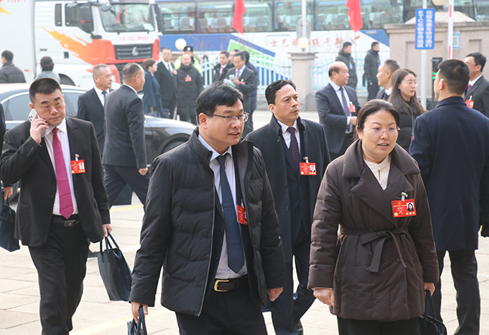 參加會議的代表委員到達現場