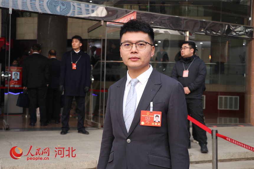 河北省人大代表，黄骅市羊三木回族乡羊四村党支部书记、村委会主任万俊男。人民网记者 祝龙超摄