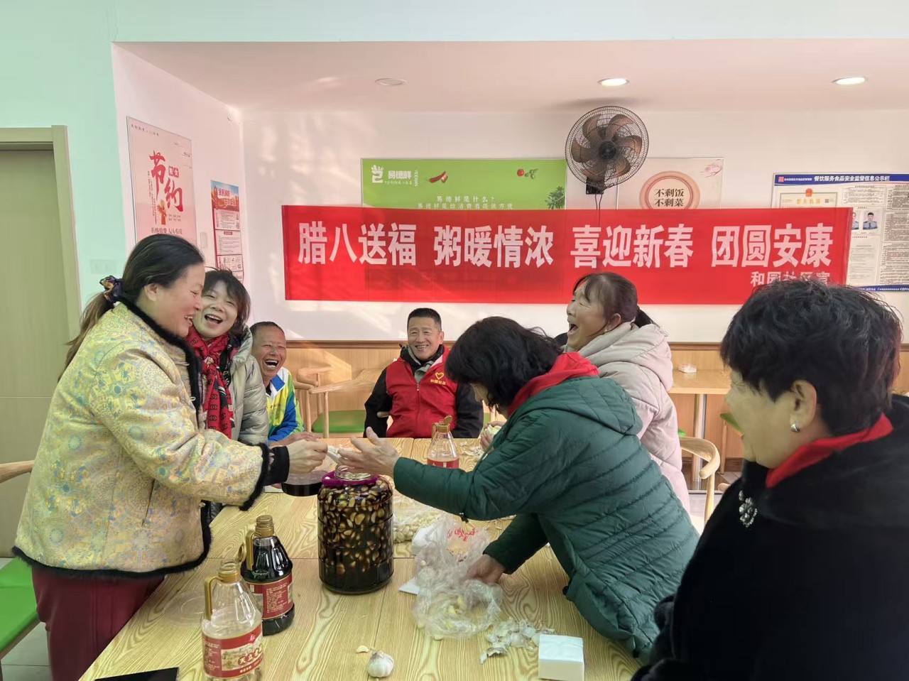 社区工作人员与居民一起制作腊八蒜。魏书康摄