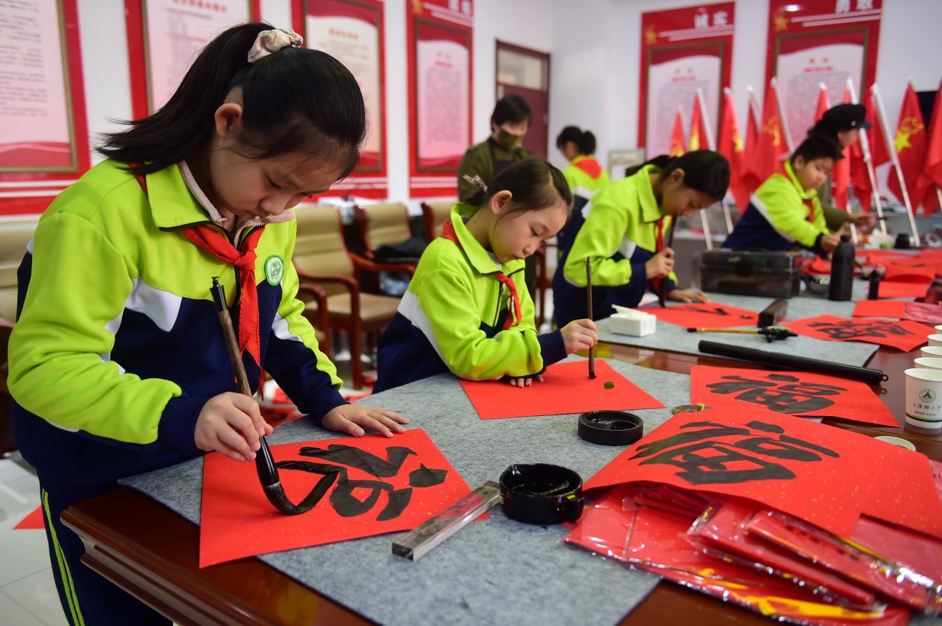 沧州市上海路小学的学生为环卫工人书写“福”字。傅新春摄