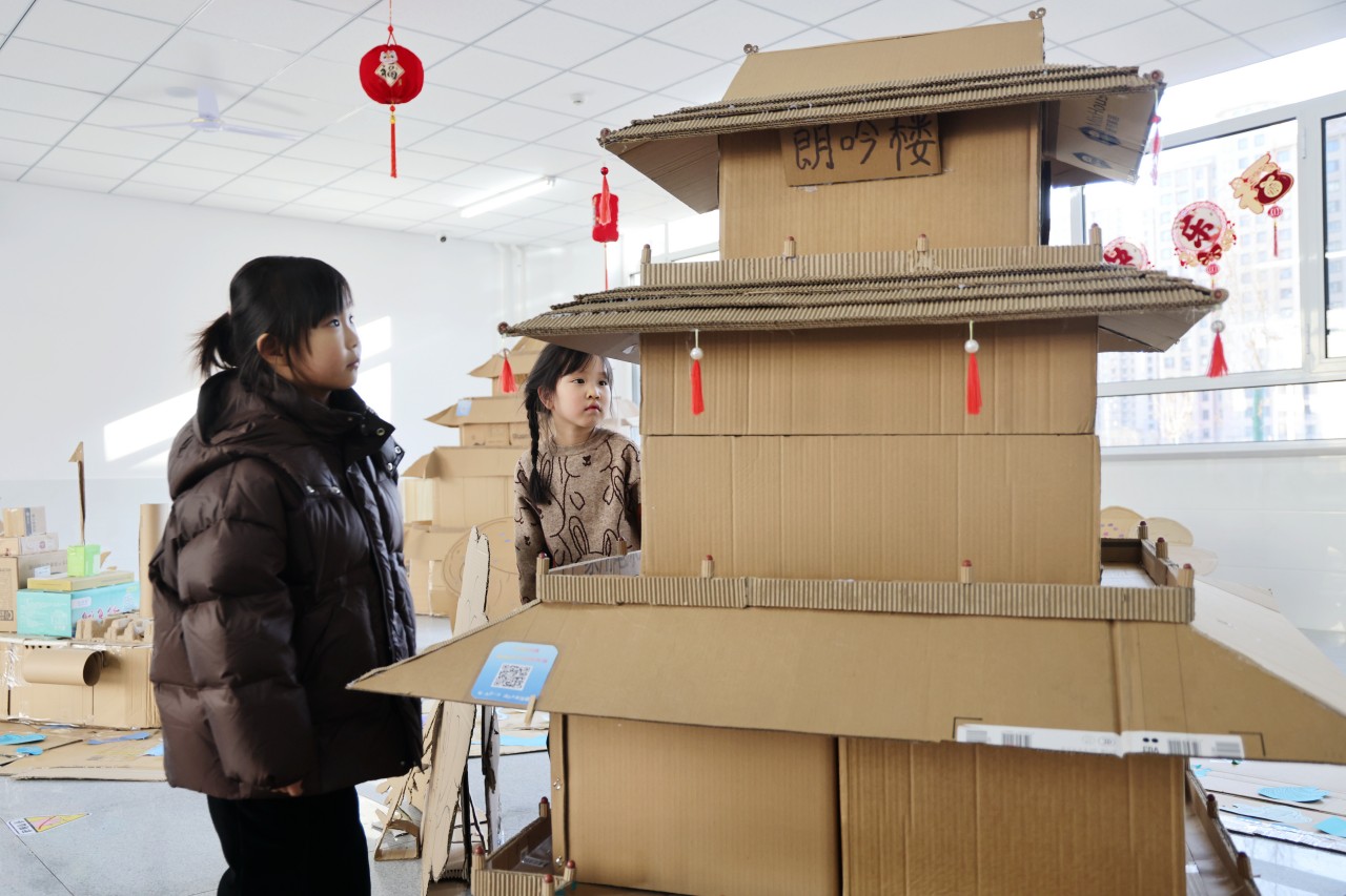 孩子们以废旧纸箱为原料制作的沧州市地标建筑朗吟楼。王杰摄