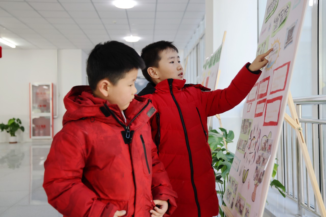 孩子们在科技与艺术的创意融合中学习知识。王杰摄