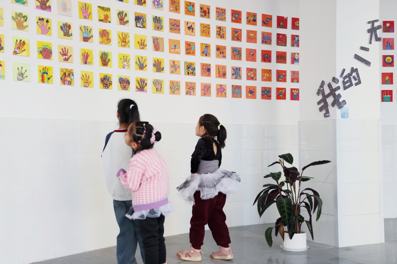 孩子们参观“独一无二的我”主题展区。王杰摄